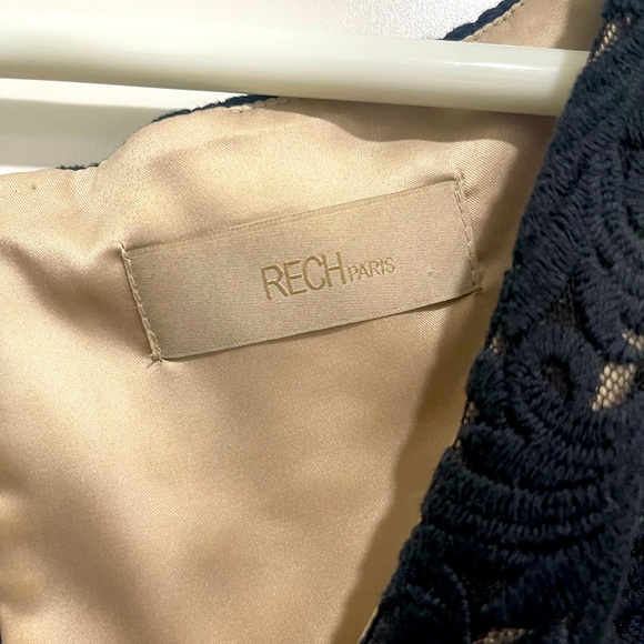 Sleeveless black lace dress - Picture 2 of 3